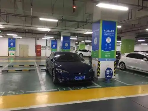 宝山万达地下停车场-"工作日来的宝山万达,而且那天有点下雨,所.