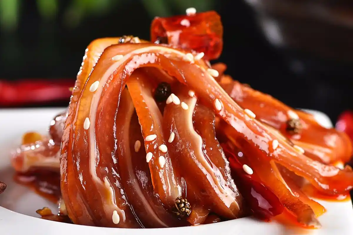 在家如何做出地道的潮汕卤味大厨教你做卤猪耳朵别错过