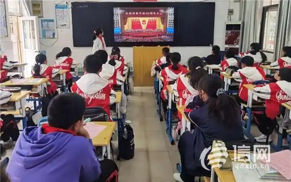 崂山四中举行"看乡村巨变,感受组织力量"主题队会