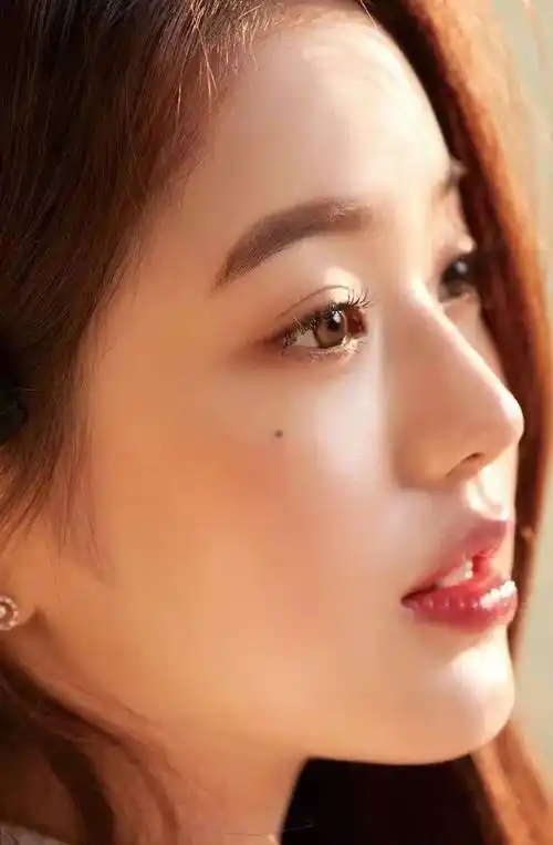 山根起点低但鼻梁并不塌,从侧面能看到流畅挺拔的鼻背3.