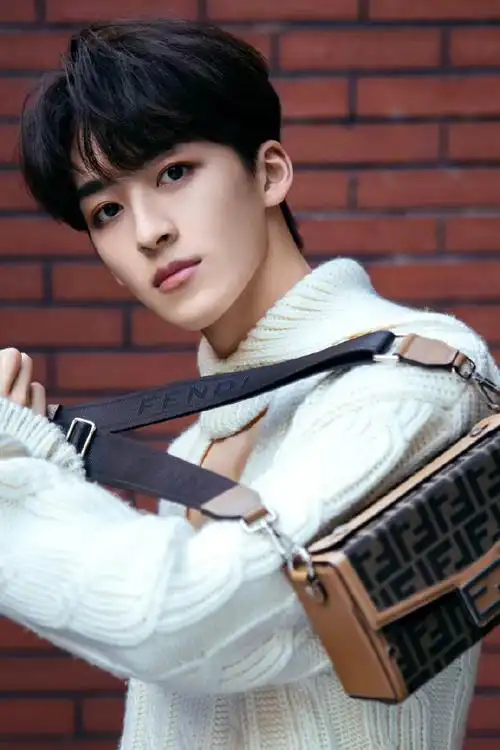 何洛洛白色深v毛衣造型##何洛洛秋冬白色毛衣造型