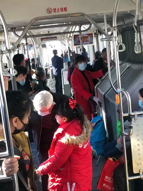 公交车上主动给老爷爷让座