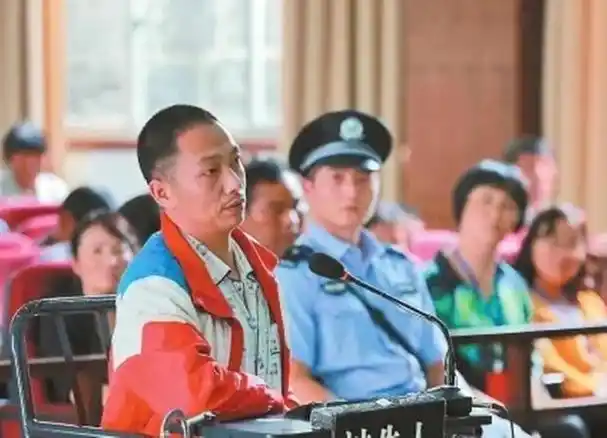 云南腾冲枪击案凶手手持冲锋枪疯狂杀人造成两家灭门惨案