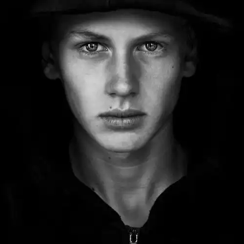 动人的黑白人像摄影_betina