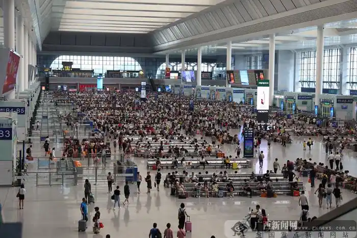 9月13日,南宁东站候车室.通讯员 杨羡树 摄