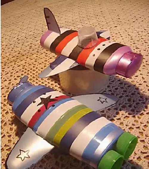 废旧物品手工制作图片(用可回收物品做一个小手工)