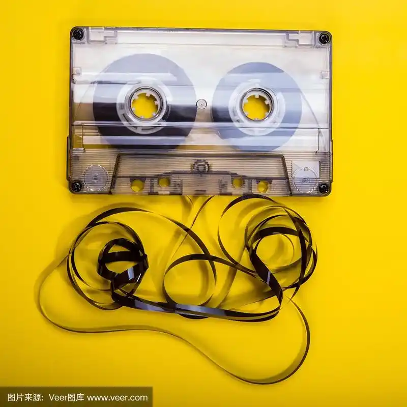 黄色背景上磁带缠结的老式磁带.