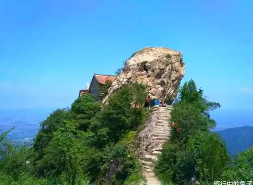 浓浓的佛教气息,它虽不是我国著名的旅游景点,但它依旧散发出山顶的