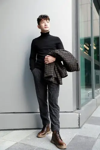 棕色格子外套 黑色半高领衫黑色西装裤 棕色高筒马丁靴这身穿搭即商务