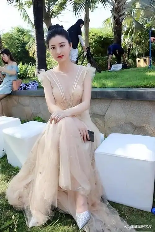 斓曦亮相上海时装周t台走秀超惊艳一举一动尽显中式礼服魅力