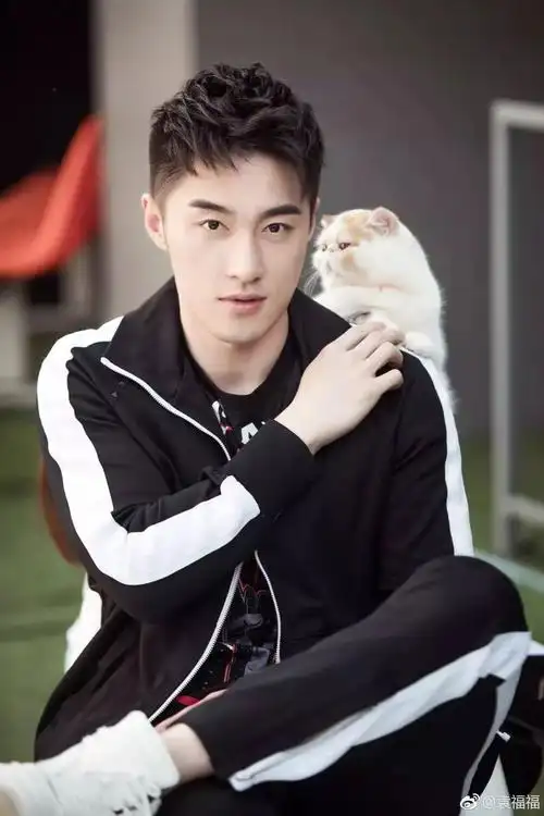 摩登上线分享袁福福西装帅气绅士范的更多面