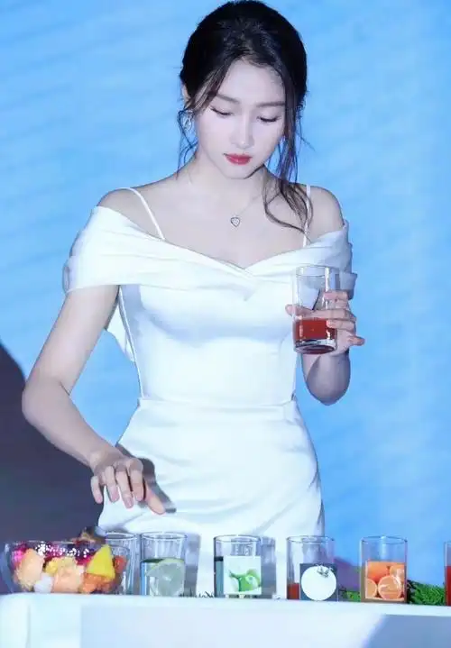 关晓彤生图身材比例