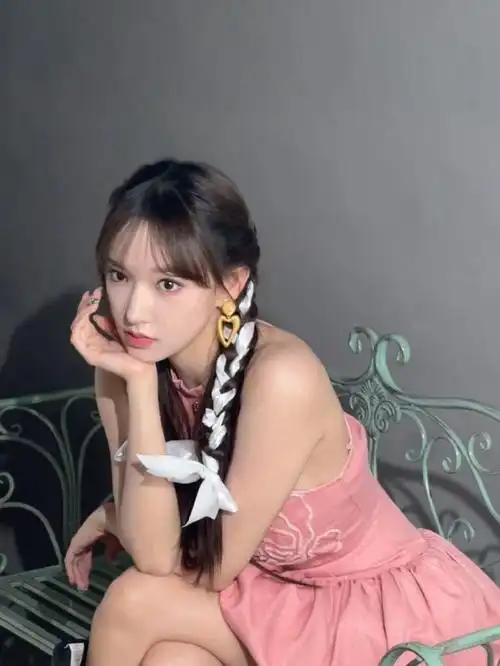 程潇惊艳直播间!甜美穿搭清新又时髦,找到了男生喜欢的感觉