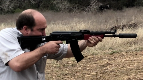 配备消音器的突击步枪射击声音减小了连耳麦都可以不戴