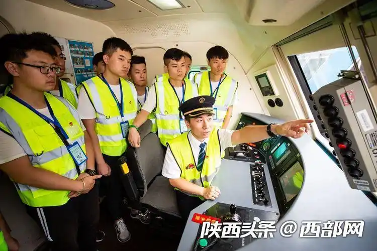 致敬劳动者西安机务段钢人铁马机车乘务组引领乘务员在交通强国铁路