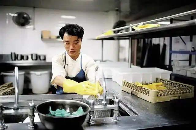 原创香港洗碗工月薪15000,为什么内地人不去打工呢?看完后明白了!