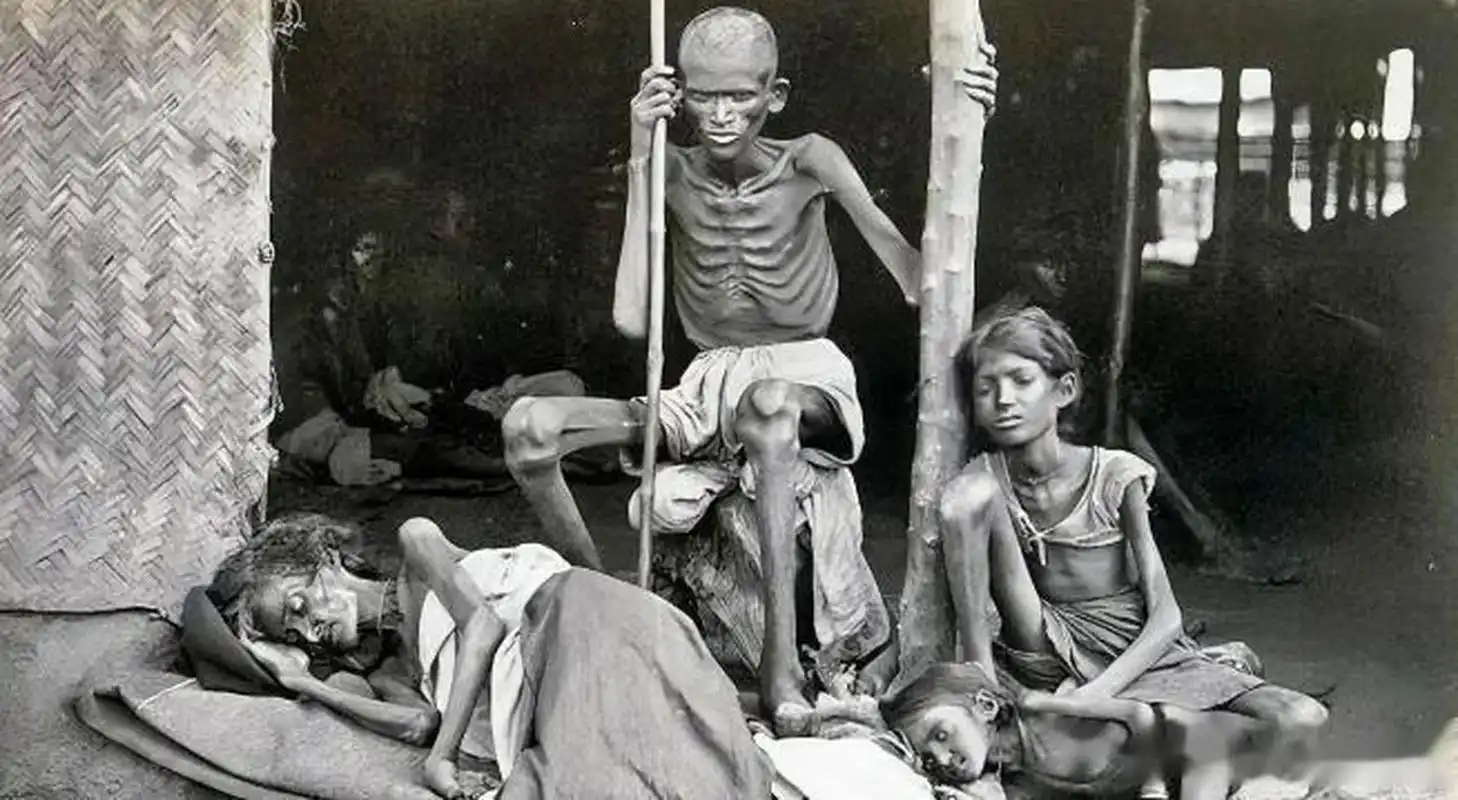 这位饿得皮包骨头仍然拿着棍子的男人保护着家人不被其他饥民吃掉!