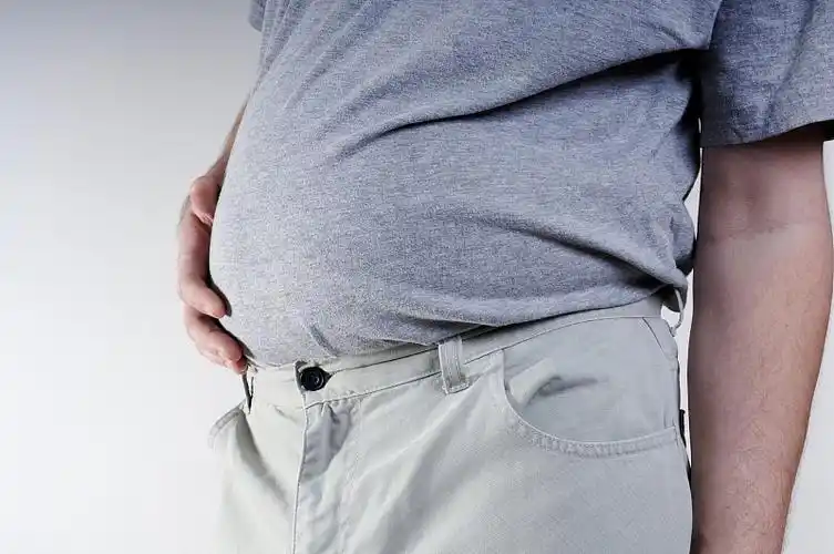男人长啤酒肚太难看怎么才能瘦下来医生运动和作息至关重要