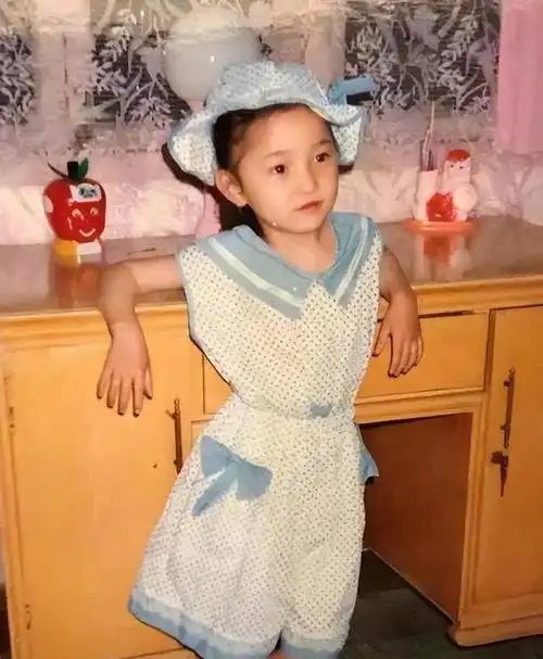 小时候的焦俊艳无忧无虑,学习成绩一般,只希望她健康长大,做个平凡