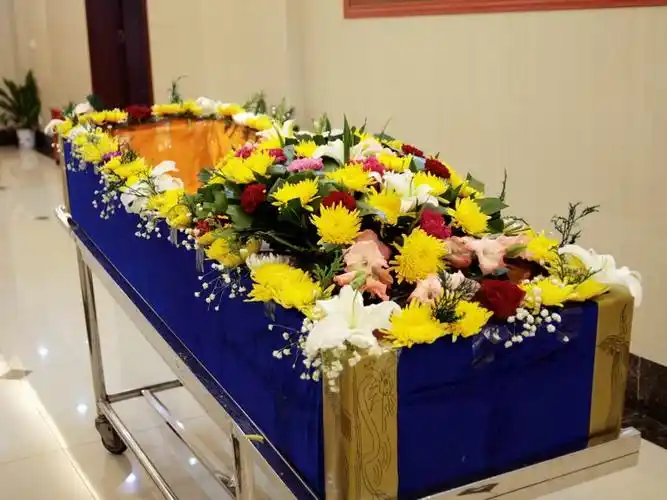 文明棺鲜花布置
