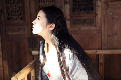 "国民美女"张辛苑汉服加身化身古典美人(图)