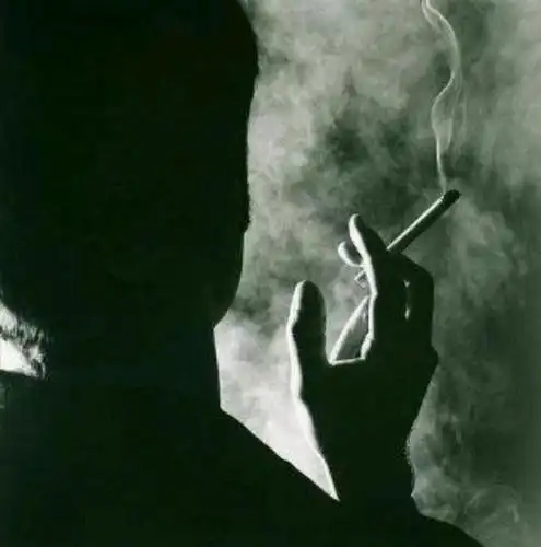 的时候啊,很多人都会去选择抽烟喝酒之类的,要不就听听一些伤感的歌