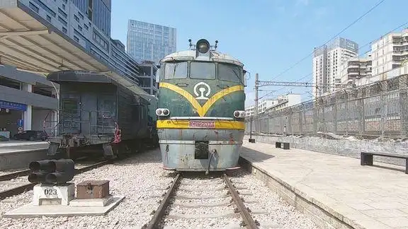 实拍深圳60年代的绿皮火车,太有年代感了,大家见过吗