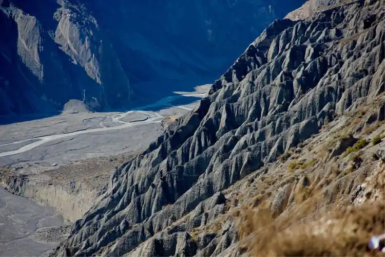 安集海红山大峡谷