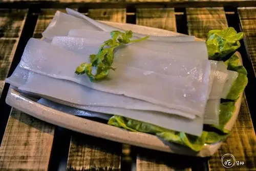 因为纯手工制作,q弹有嚼劲,煮出来之后,苕皮透亮,火锅味煮进了苕皮的