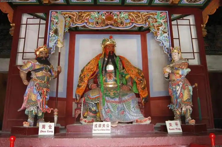 河南洛阳,关林寺二殿内的戎装关公,周仓(左),关平(右)塑像.