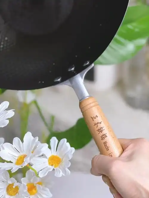 0606真没想到,自己也有拎起铁锅,看着食物在铁锅里"溜冰"的一天.