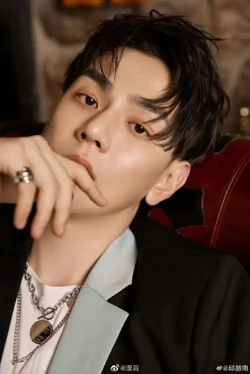 邱赫南古装头上插了把斧头##邱赫南龙一教训耍大牌演员