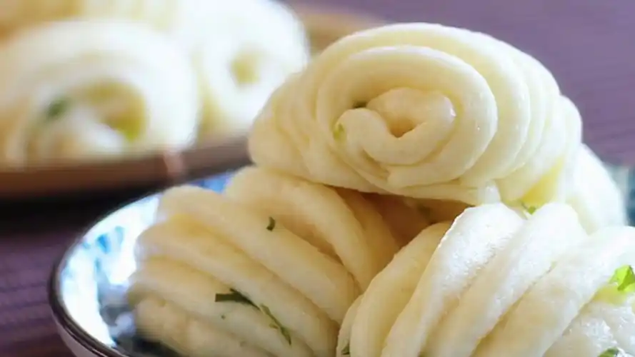 做法简单的椒盐葱花卷,在家也能蒸,咸香松软,可比馒头好吃!