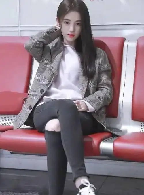 鞠婧祎机场候机坐姿霸气,颜值依旧巅峰,网友:一身总裁范!