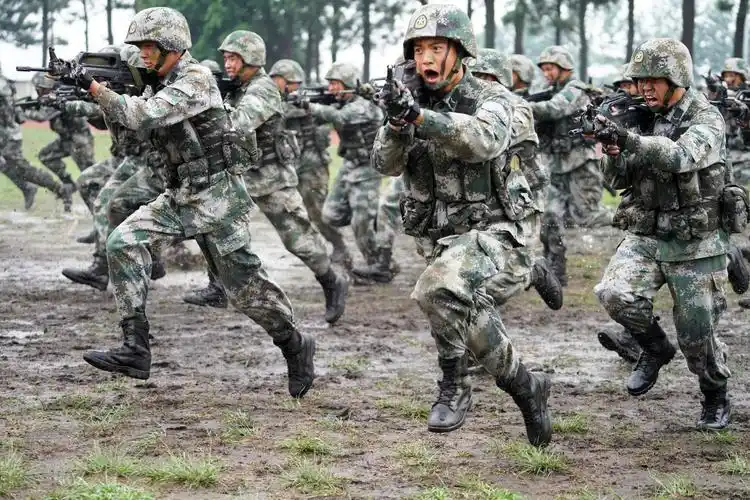 迷彩洗礼青春 雨中检阅铮铮铁骨-中工军事-中工网