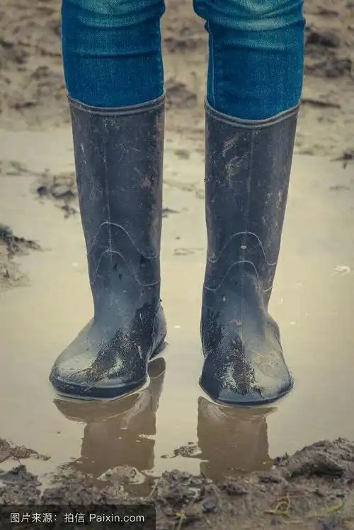 雨靴说:人家把全部重量托负给你了,你还能顾忌泥呀水吗?