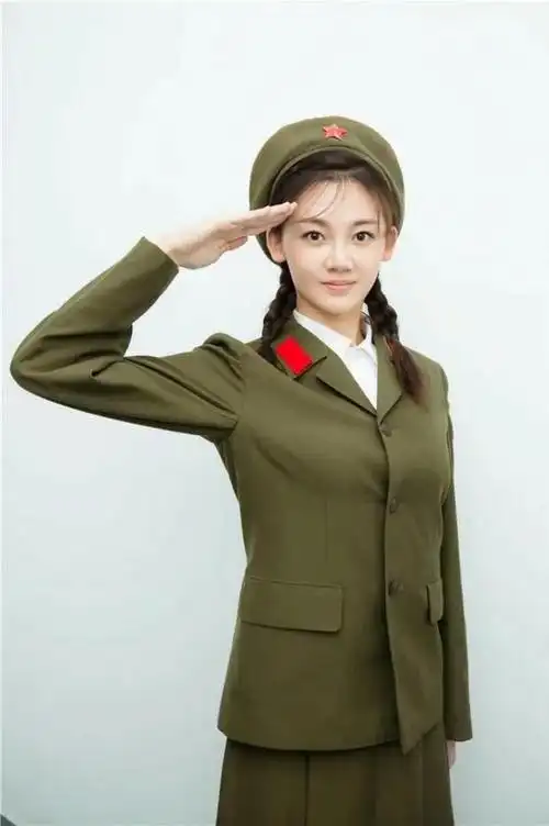 身穿65式军装的女兵与男战士_网易订阅