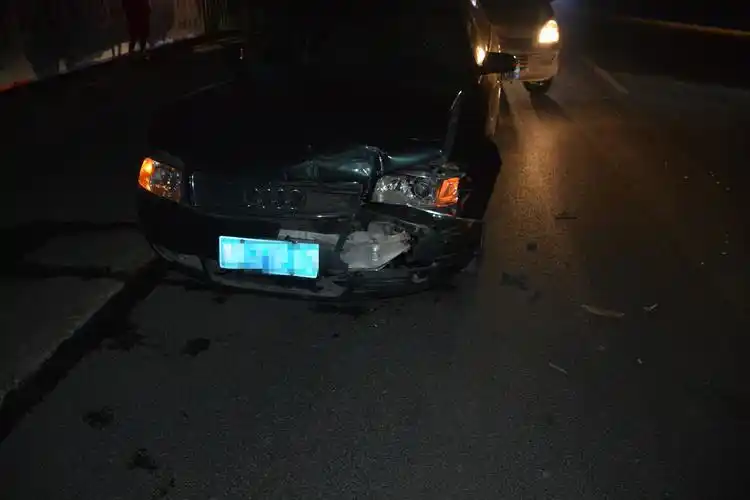 三车夜晚发生连环追尾,其中一司机醉驾,一司机酒驾弃车逃逸