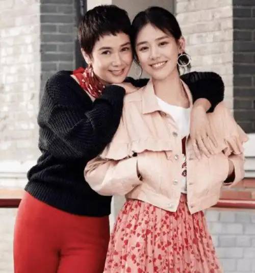 穿百元外套打扮朴素,五官神似亲妹妹蒋雯丽_蒋文娟_亲姐姐_网友