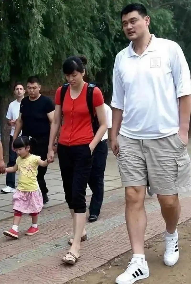 叶莉开玩笑地说:"睡觉之前一定要先在床中间留出一条缝,不然的话可我