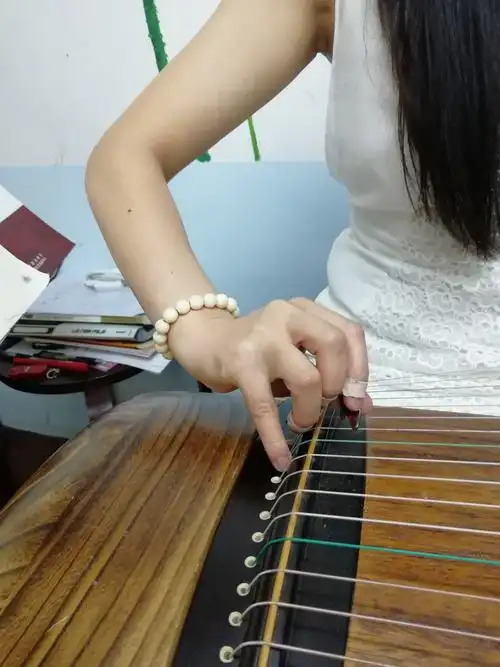 摇指标准手型:扎庄