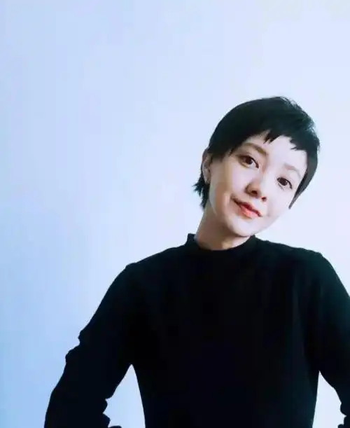 42岁大s尝试狗啃刘海短发,新发型可爱又俏皮,简直不要太减龄