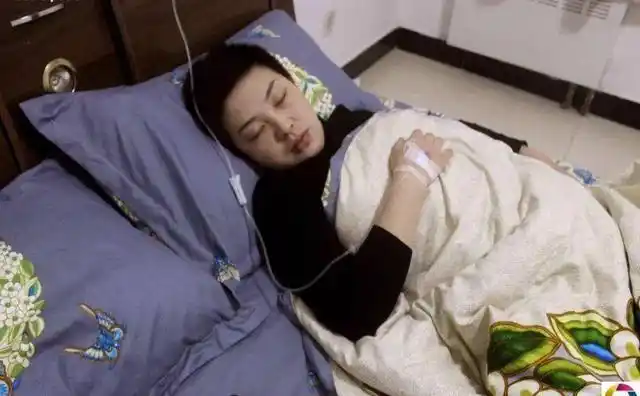 妈妈抱着生病的孩子,冒雨冲进医院,网友:不负责任