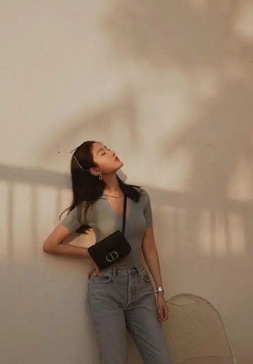 女人就要优雅范杨采钰身材太性感高腰开叉美腿秀不停