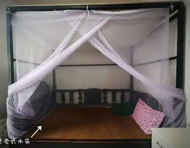 一张老式雕花木头婚床,跨越几十年,是曾经九十年代农村的现象!