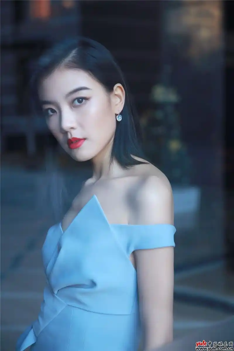 雅玫亮相华表奖见证电影盛会 浅蓝色西装优雅动人 - 中国娱乐网