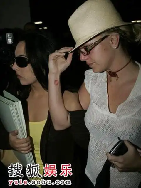 保镖目击瞳孔放大 布兰妮被爆吸毒过量险死(图)