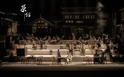 《茶馆》是现代文学家老舍于1956年创作的话剧,剧作展示了戊戌变法