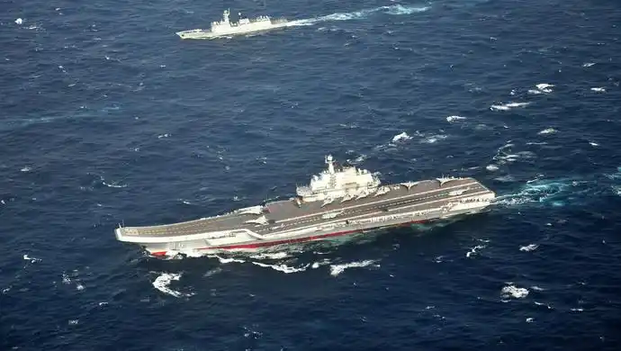 中国第一艘航空母舰正式交付海军,命名为"中国人民解放军海军辽宁 ""