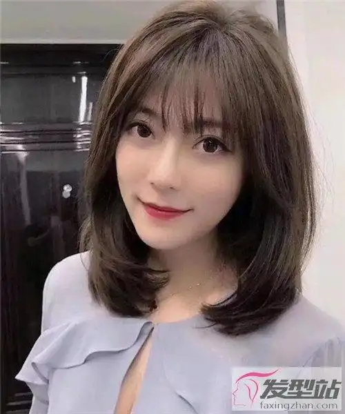 锁骨发有着直发率性的短发,适合职场女生,让发型更有干练知性的女人味